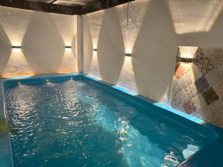 Casa Lujosa vacacional El Poblado Medellín Por día Con Piscina Jacuzzi AC 9br - 5
