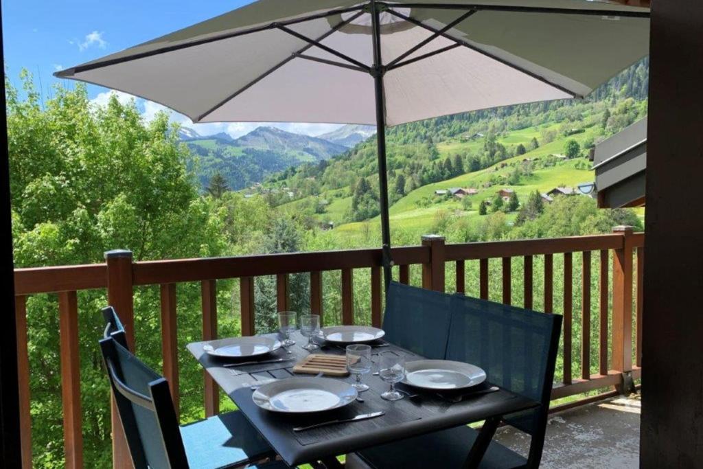 Cosy apartment with balcony and mountain view, Flumet