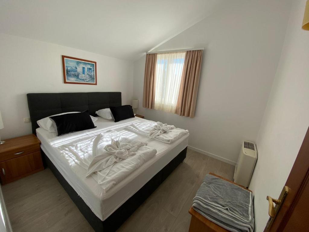 Hotel Viktorija — Hotel rooms in Seget Vranjica, Split-Dalmatia