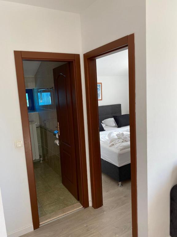 Hotel Viktorija — Hotel rooms in Seget Vranjica, Split-Dalmatia
