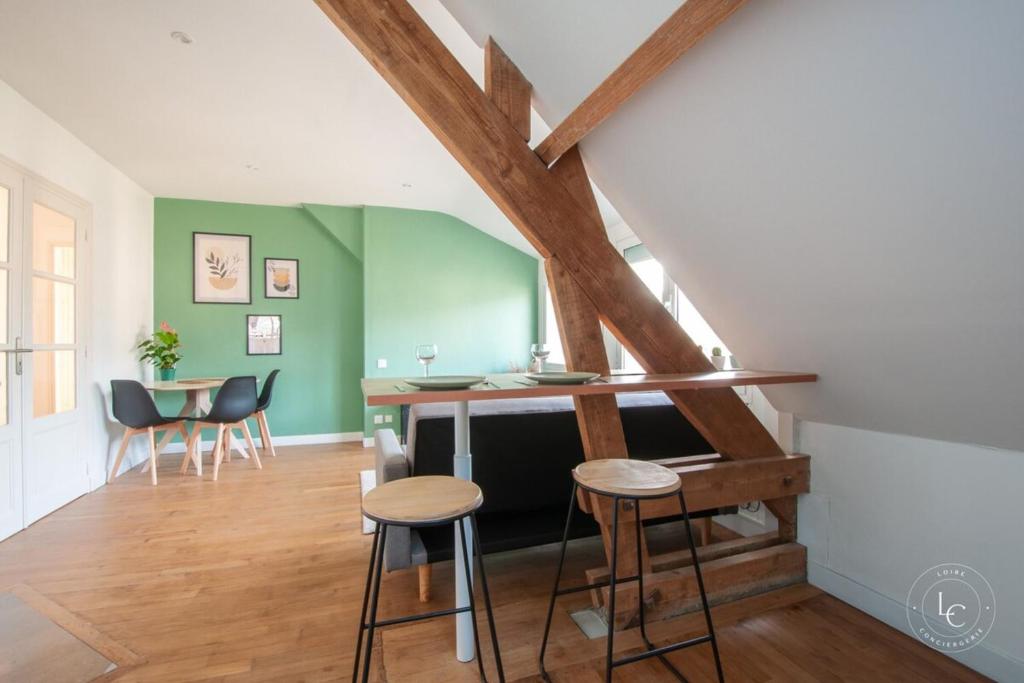 Bright 70m Apartment near City Center & the Loire - 4