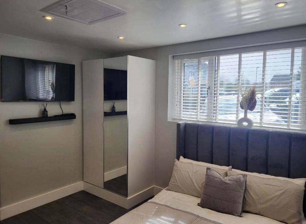 Trendy Studio With A Private Garden, Chatham