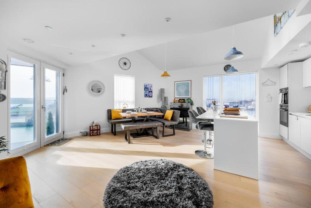 Dolce Vita - Duplex Apartment with Incredible Harbour Views, Poole