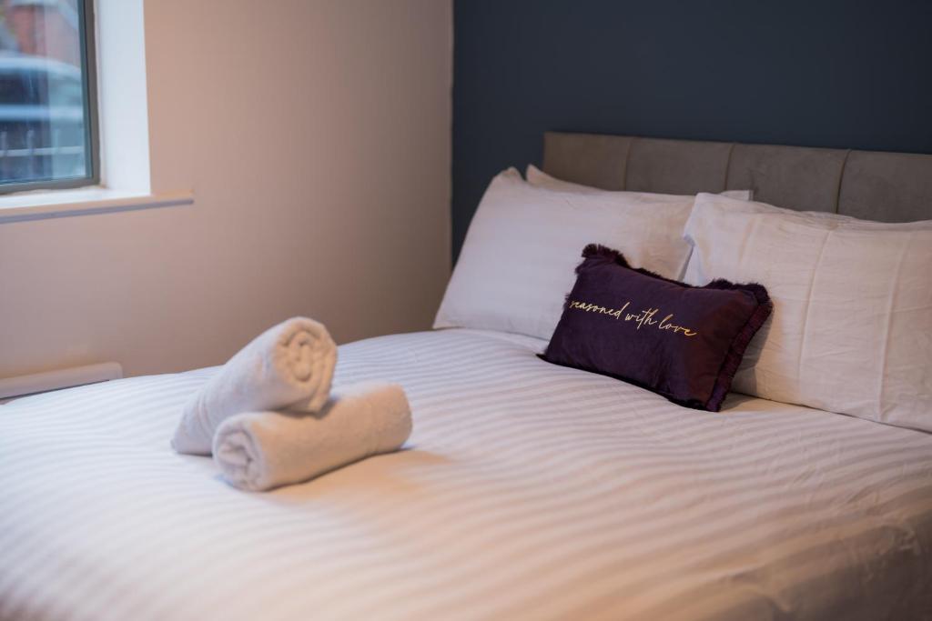 BALCONY & PARKING Sleeps 6 City Centre NEW, Wolverhampton