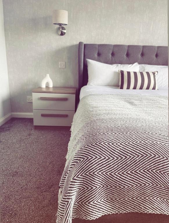 Malva - Modern 2 Bedroom Bungalow in Wick Sleeps 4 with private parking - NC500 Route, Wick