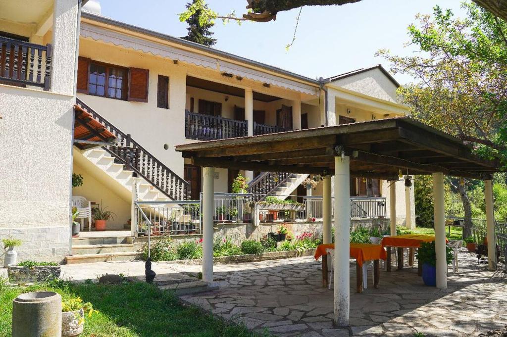 Iris Rooms Trigona, Trygón