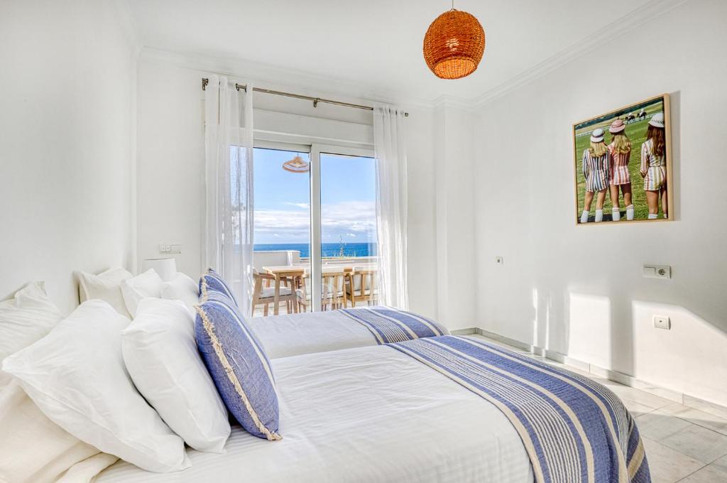 Apartamento en primera línea de playa en Estepona - 2