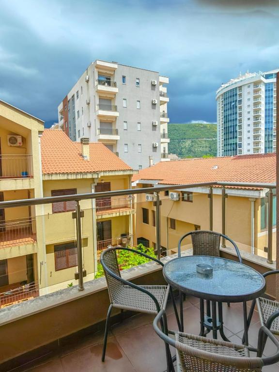 Seaside Nest Budva -Cozy Retreat 3 min from Beach - 1