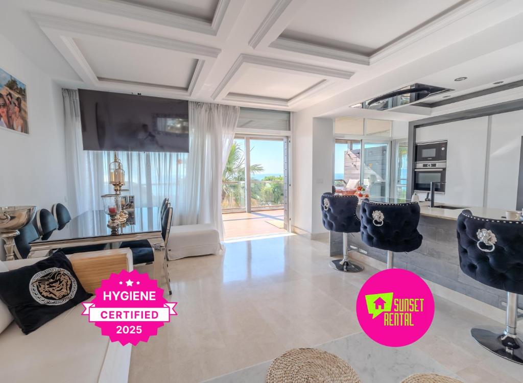 Elegant apartment with a terrace and sea vews, Manilva