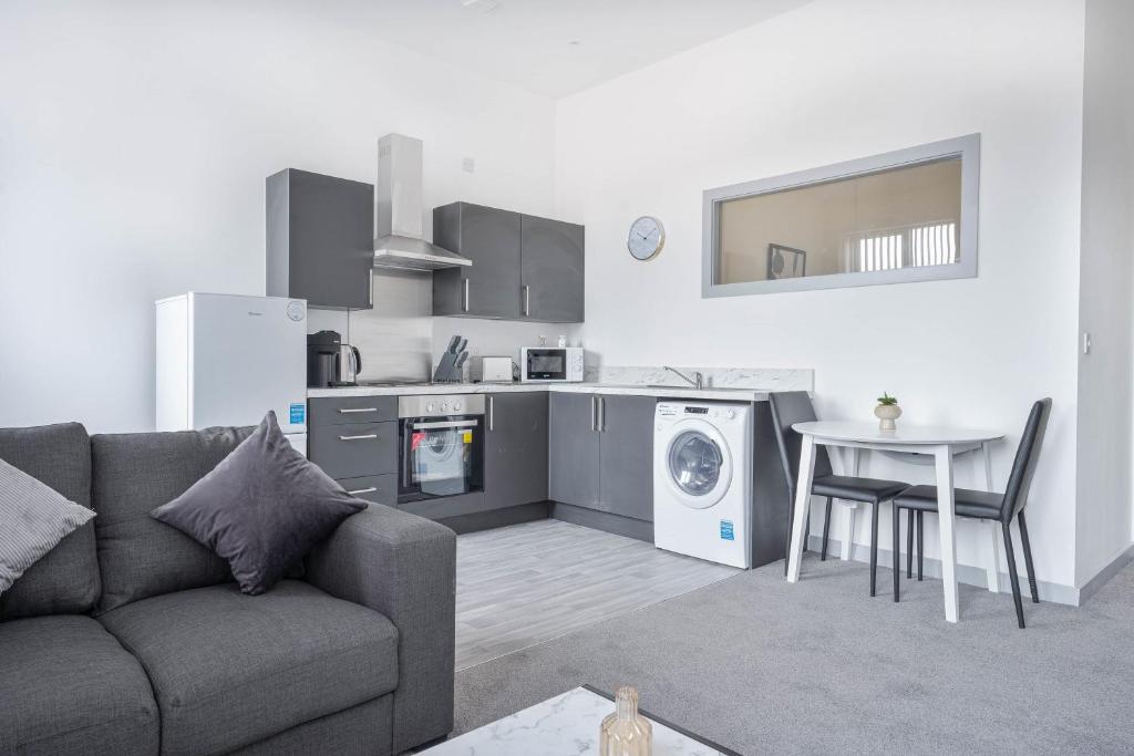 Cosy & Bright 1 Bedroom Budget Apartment in Dudley, Dudley