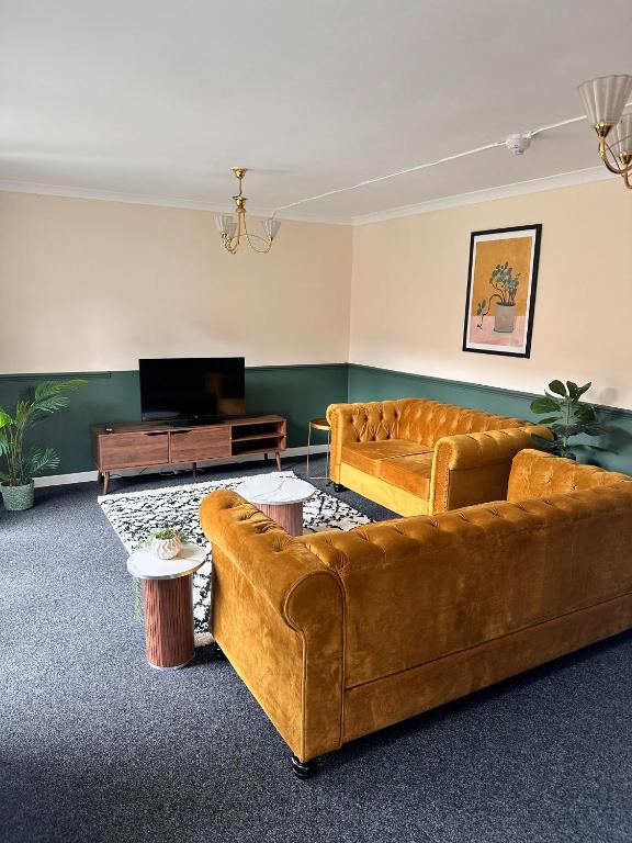 3BR Flat Sleeps 6 West End Sights Driveway, Glasgow