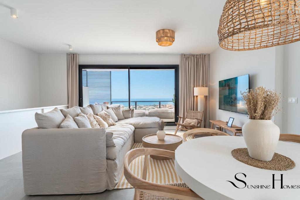 Luxury 3-Bed Mijas Villa, Sea View, Pool & Jacuzzi - 2