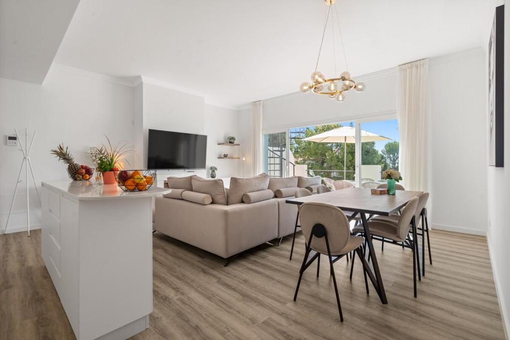 Stylish PH with Private Rooftop & Sea Views RDR497 - 4