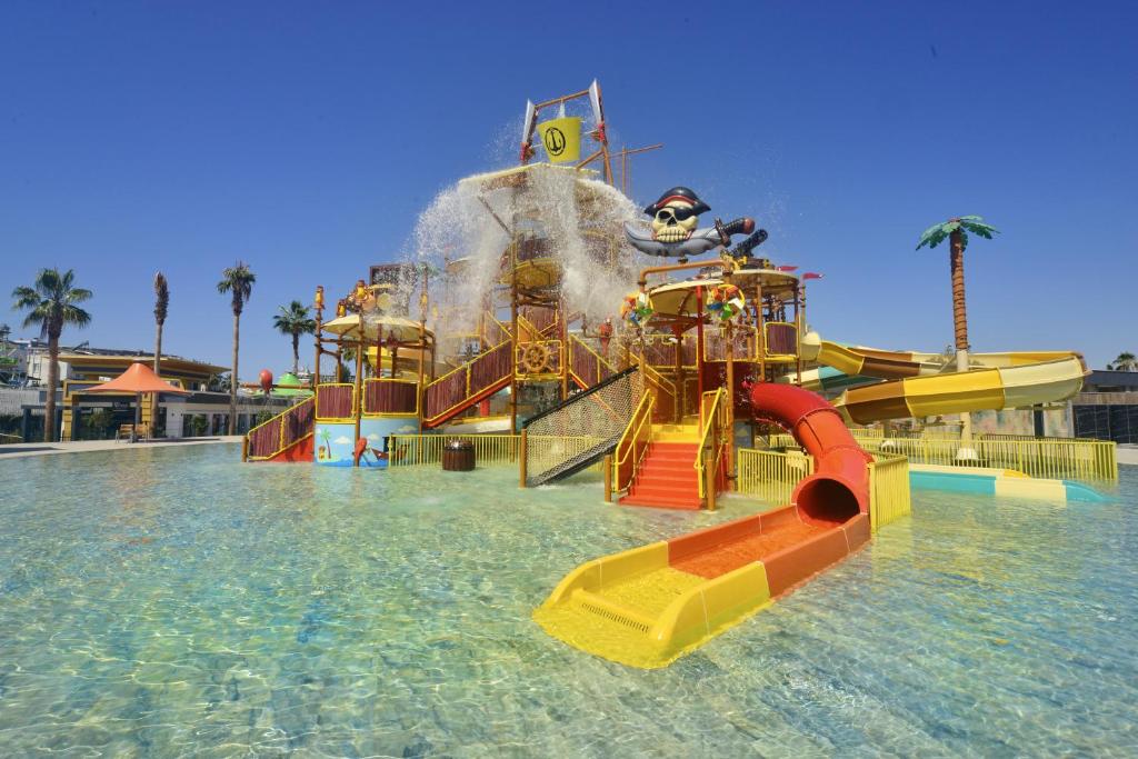Azura World Hotel — Swimming pool in Alanya