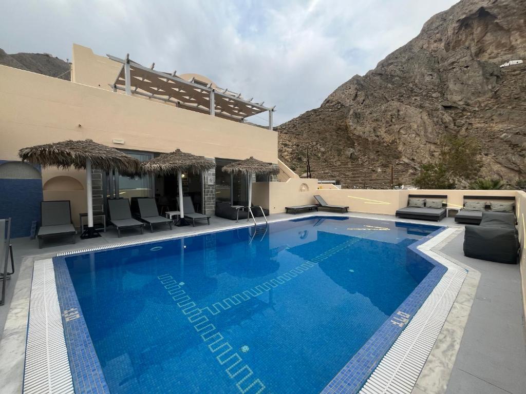 Lucia Villas, Perissa