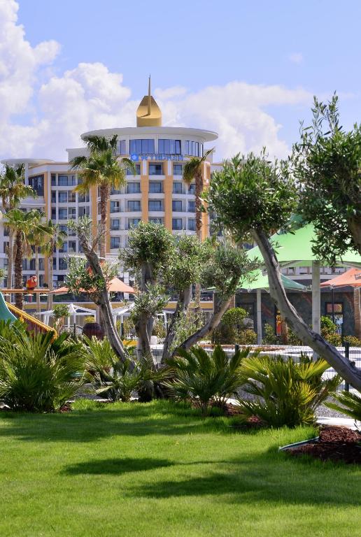 Azura World Hotel — Hotel building in Alanya