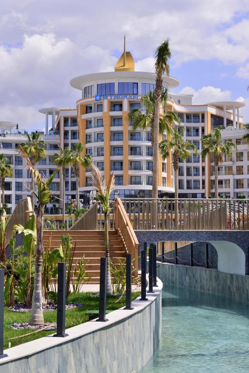 Azura World Hotel — Hotel building in Alanya
