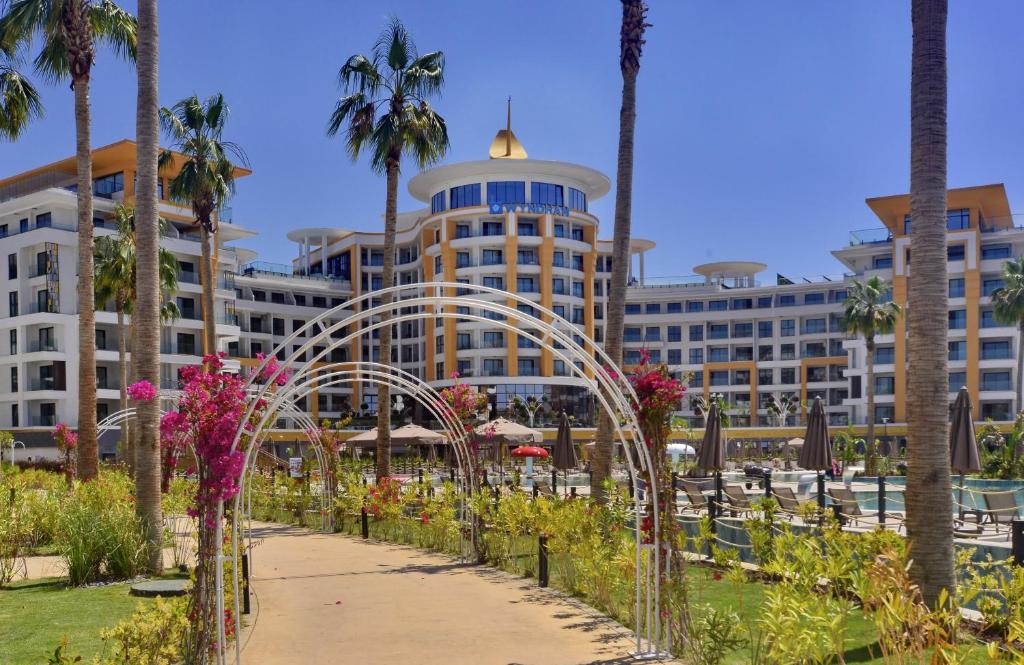 Azura World Hotel — Hotel building in Alanya