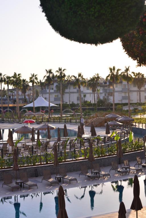Azura World Hotel — Swimming pool in Alanya