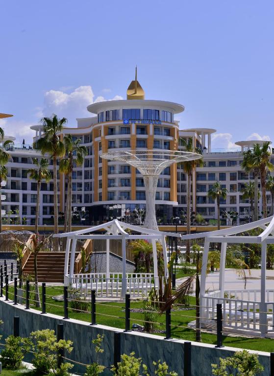 Azura World Hotel — Hotel building in Alanya
