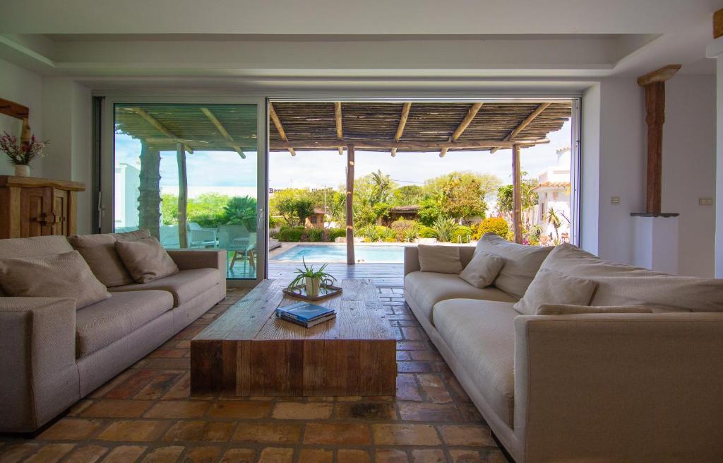 Exotic Beachfront Retreat Handcrafted Bohemian Luxury - 4