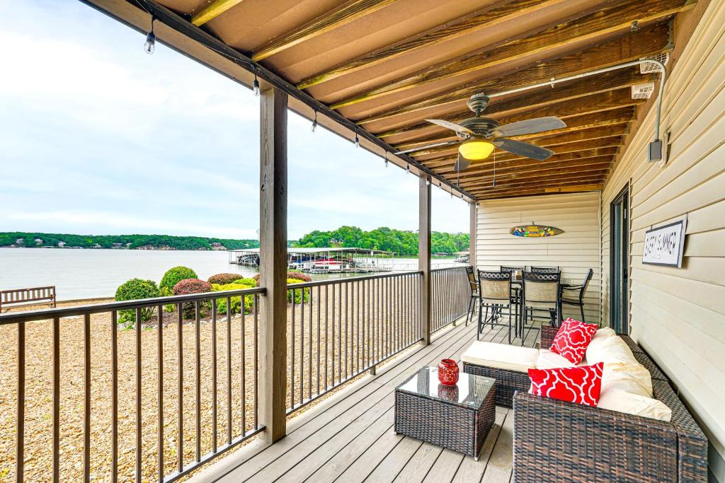 Lakefront Osage Beach Condo Main Channel View!, Osage Beach