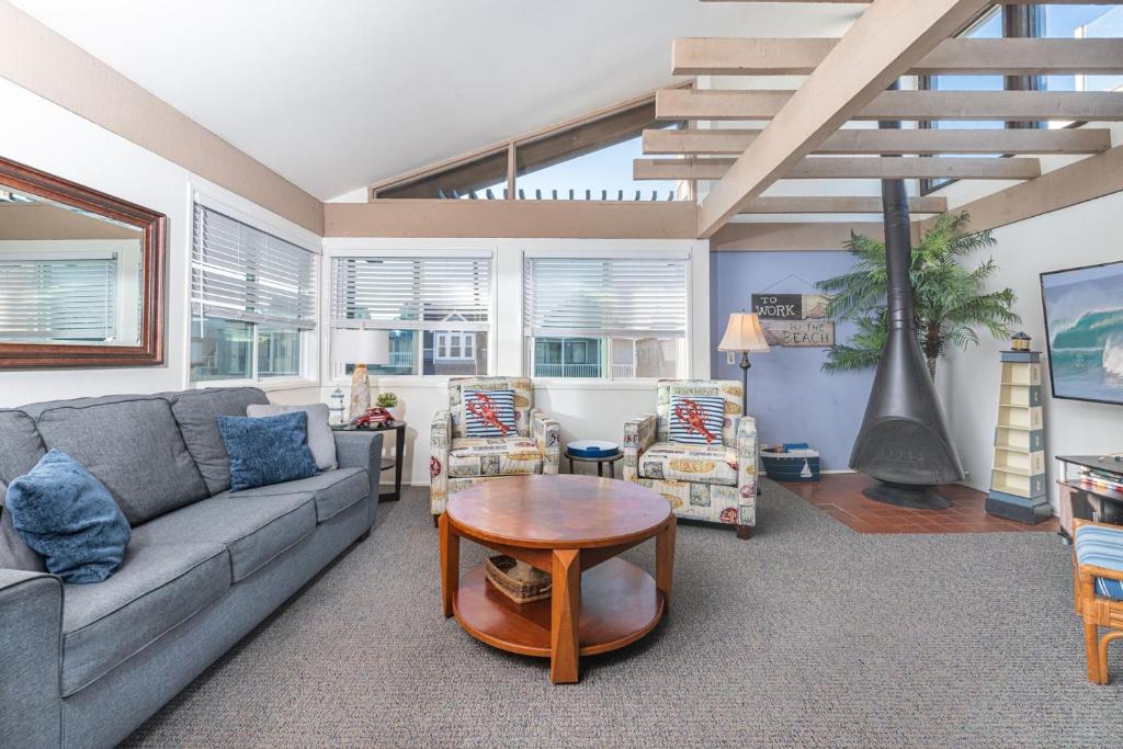 Retro 3Br W Walkable Location & Oceanview Patio By Beachview Rentals, Newport Beach