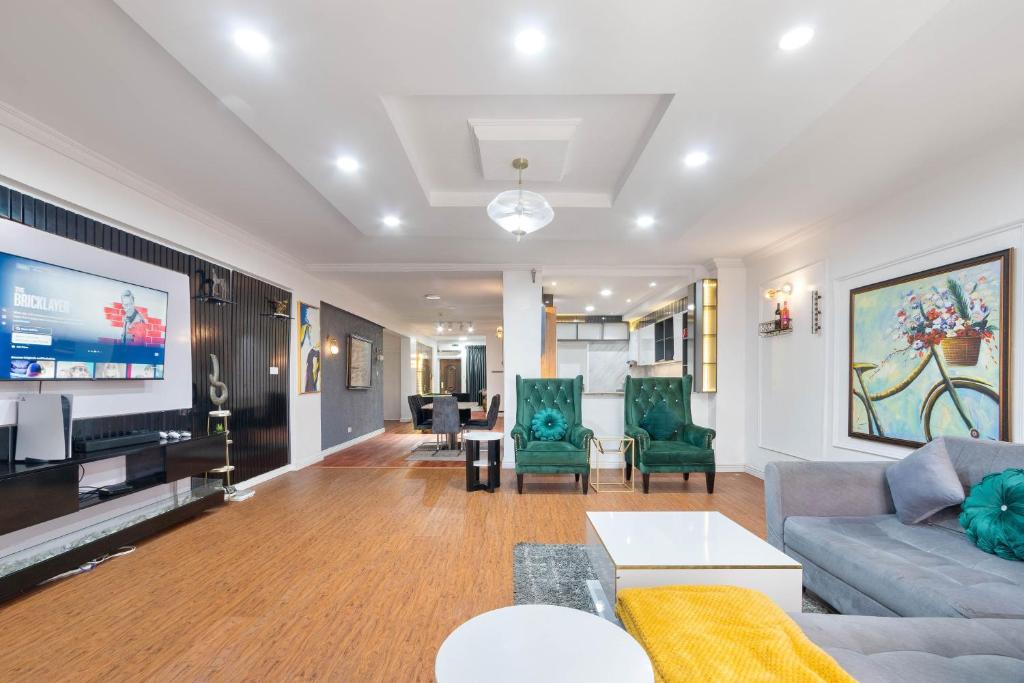 WATER VIEW 3 BEDROOM APARTMENT WITH JACUZZI PARKING WiFi NETFLIX POOL, Lekki