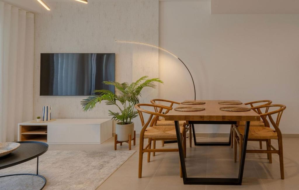 Chic Coastal Living on Estepona's Golden Mile - 4