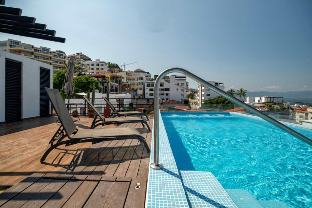 Stylish Unit with Rooftop Pool, Walk to Beach and Malecon, Puerto Vallarta