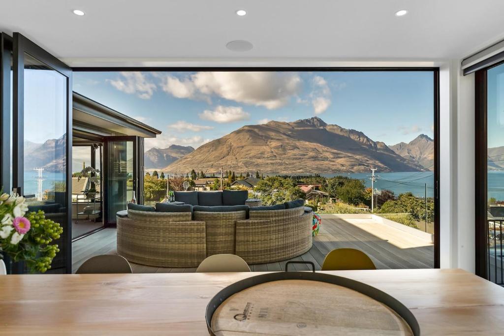 Mariana - Luxe Stay with Breathtaking Lake Views, Queenstown