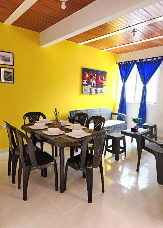 Casa con Parqueadero Privado y Central - 1