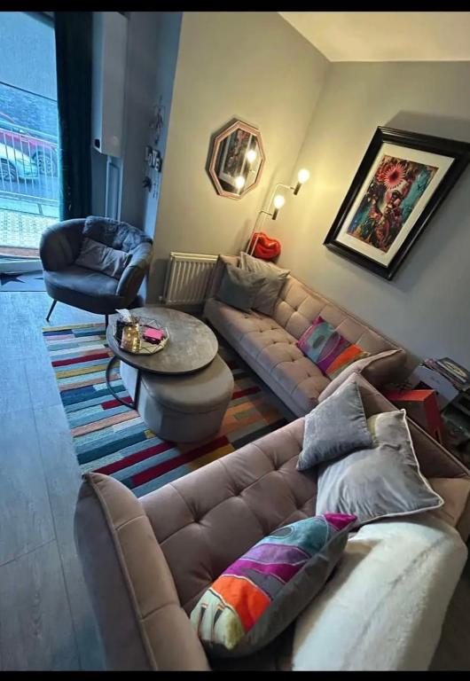 Apartment 1, Sandhaven, Портраш