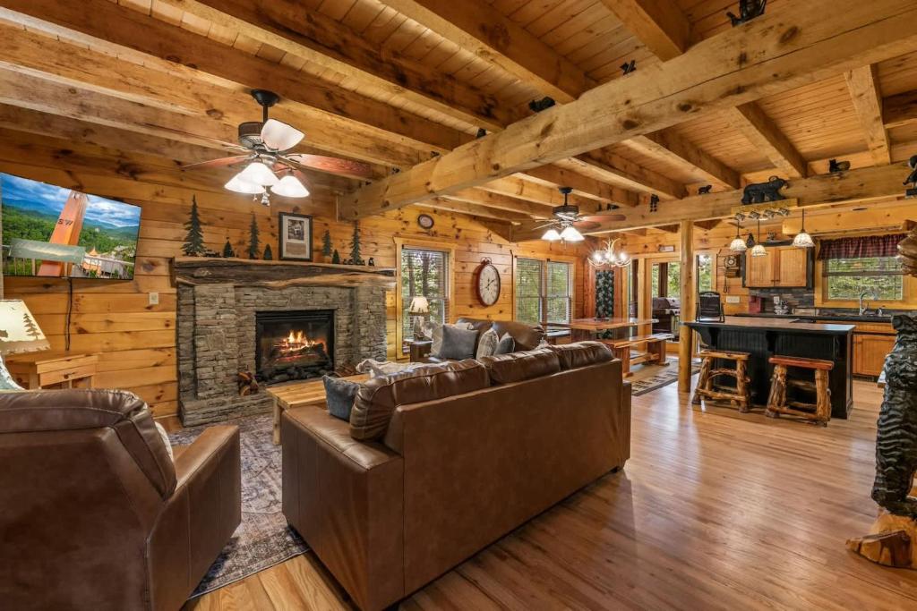 Rustic Cabin in Woods with Hot Tub & Games, Sevierville