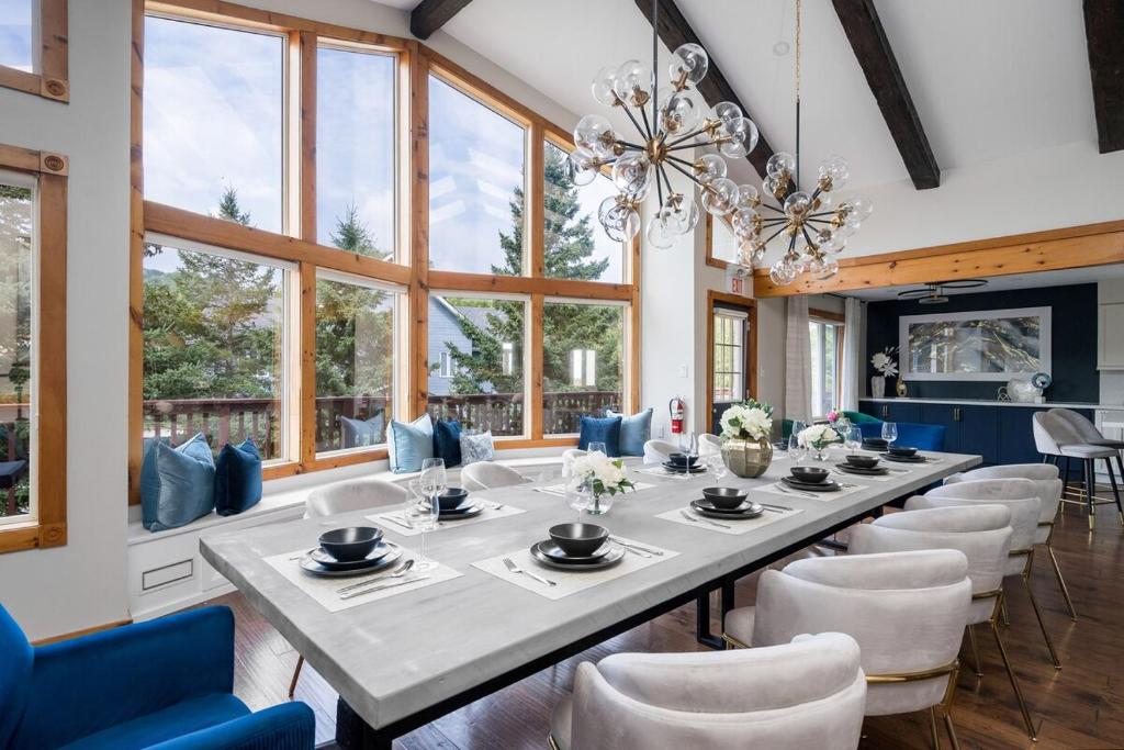 10 Br with Large Hot tubs 130 Proj Screen FirePit, Blue Mountains