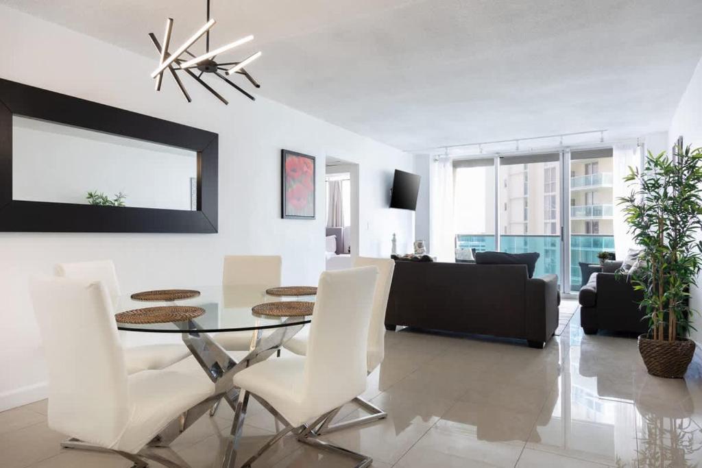 Beachfront 1 BR Apartment with Kitchen- Sian, Hollywood