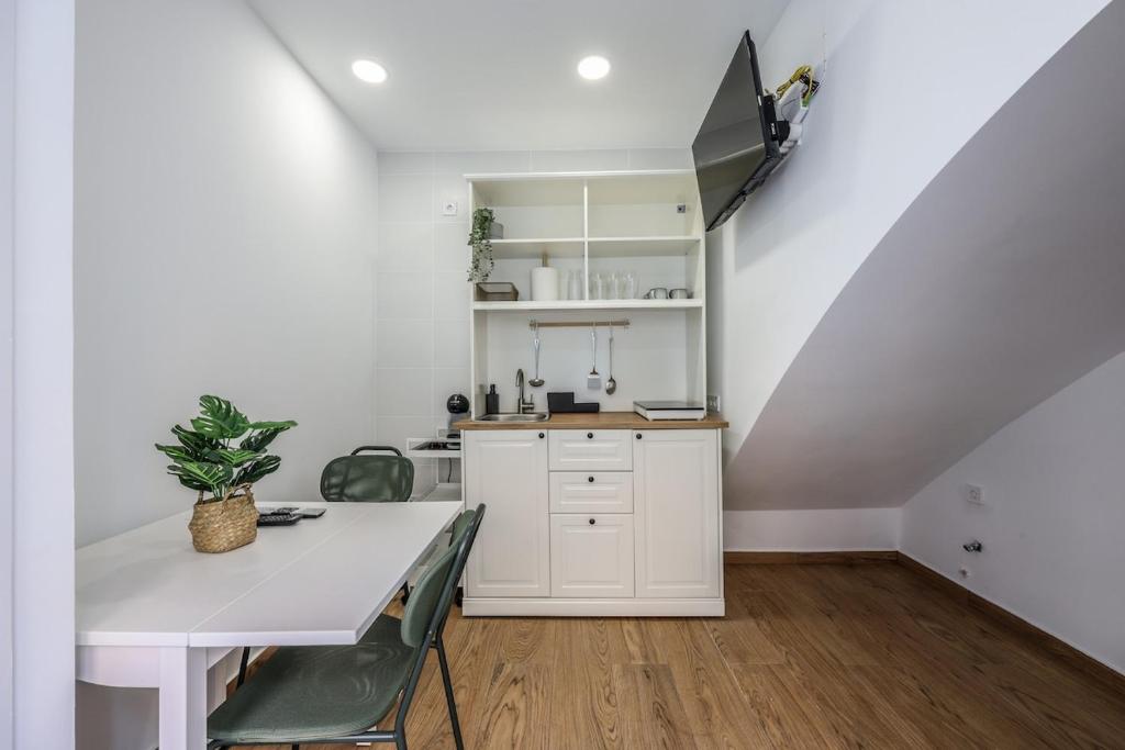 Simple and Quiet Stay Near Retiro- Ideal for Couples, Мадрид