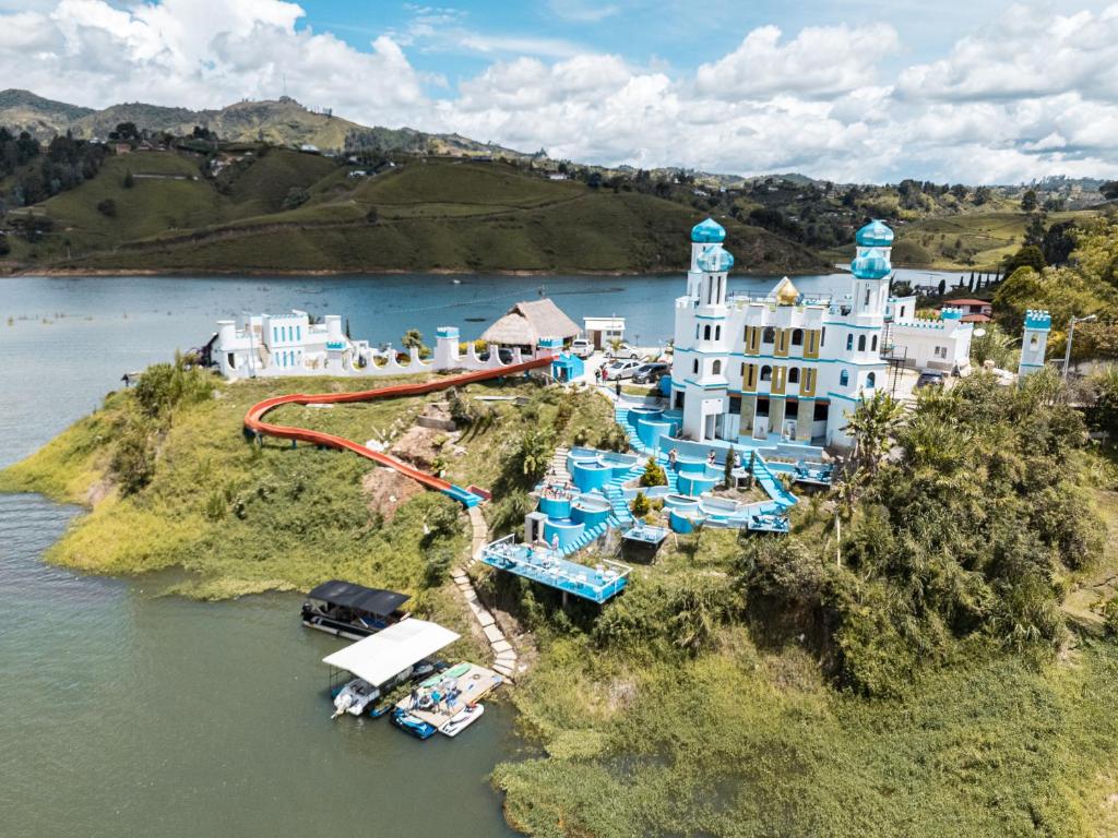 Hotel y Termales Castillo Del Lago Guatape - 2