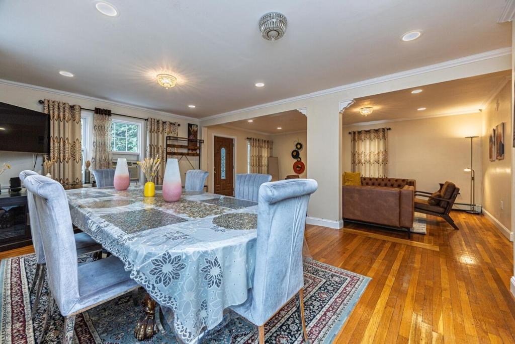 Extremely Spacious Home 10 Mins to The Encore, Medford