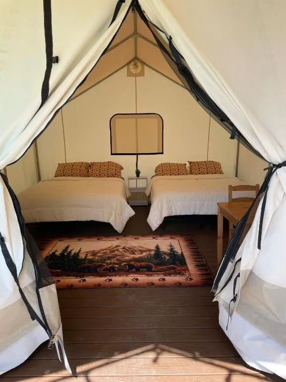 Emerald - Glamping tent, hotel in Klamath
