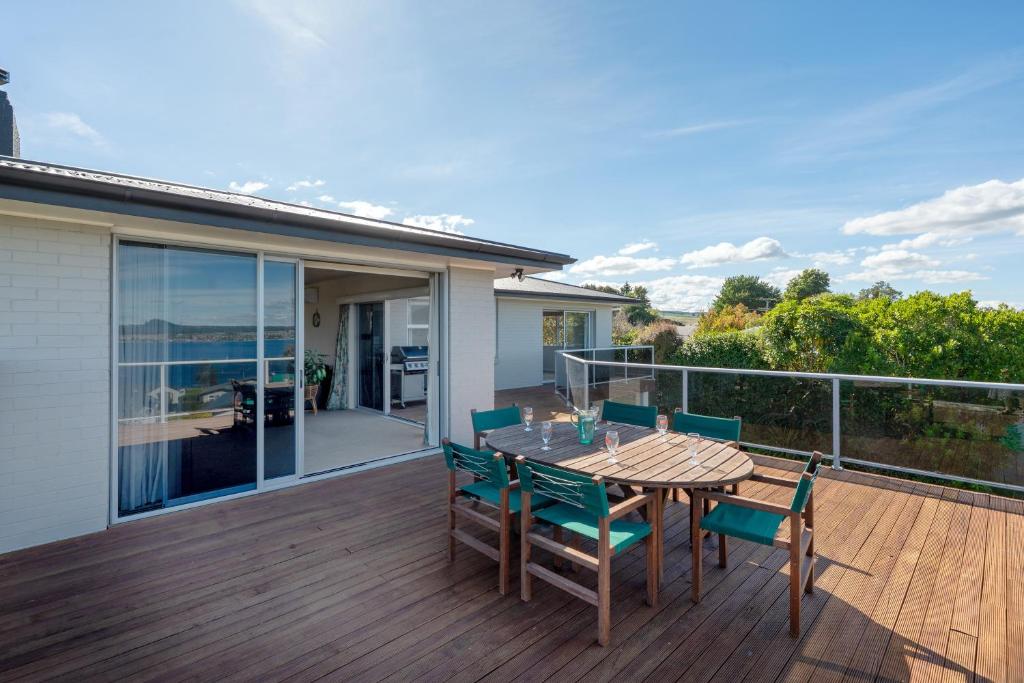 Lofty Lakeviews - Acacia Bay Holiday Home, Taupo