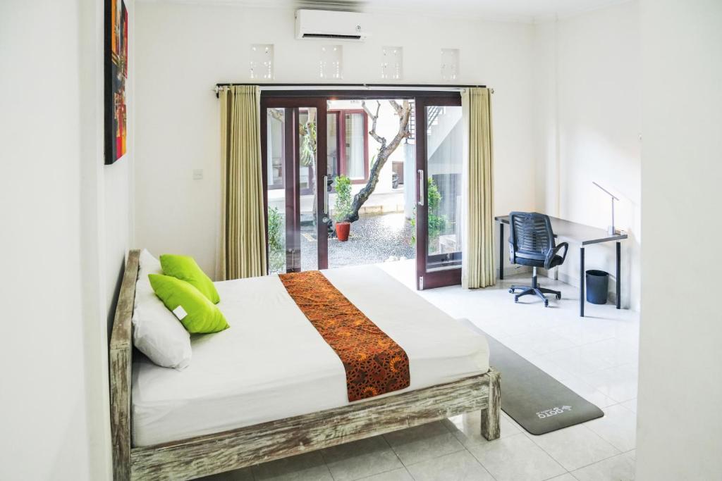 Ava Guesthouse #2 - Cozy Room with Desk&Kitchenette, Badung