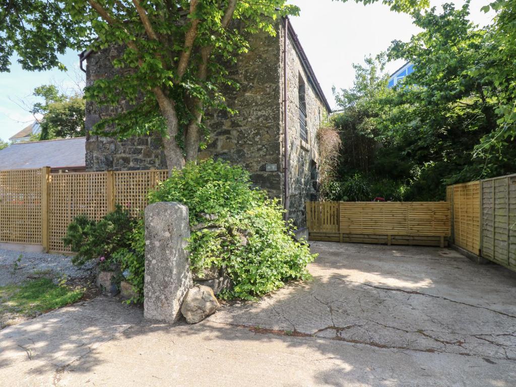 Oofoos Barn, Helston