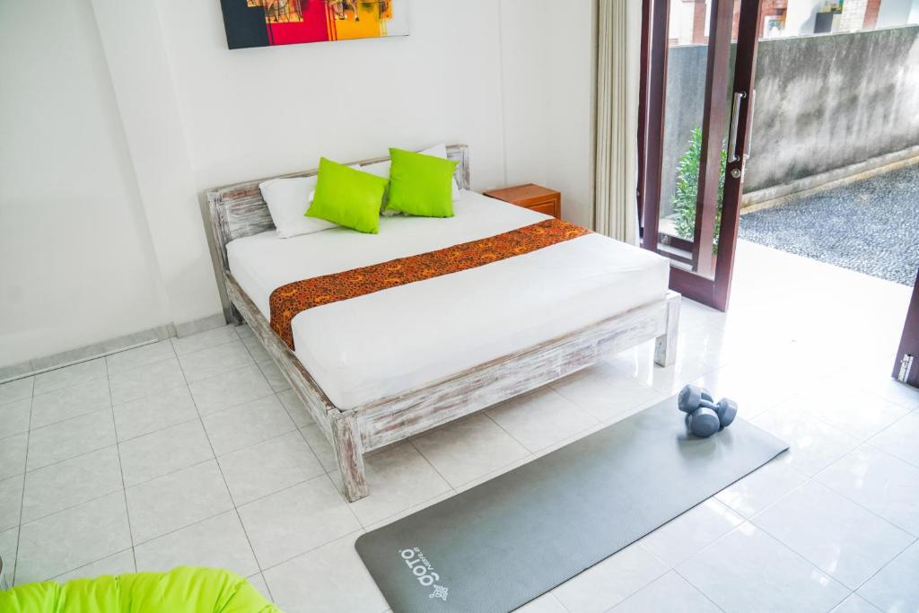 Ava Guesthouse #3 - Cozy Room with Desk&Kitchenette, Badung