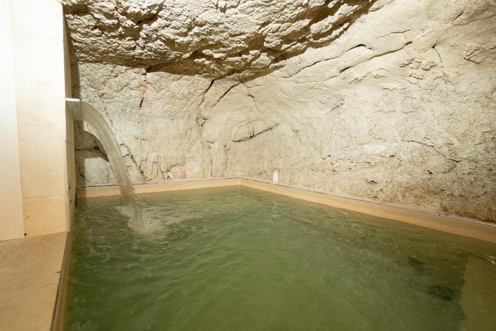 Cave Luxury Suite - 5