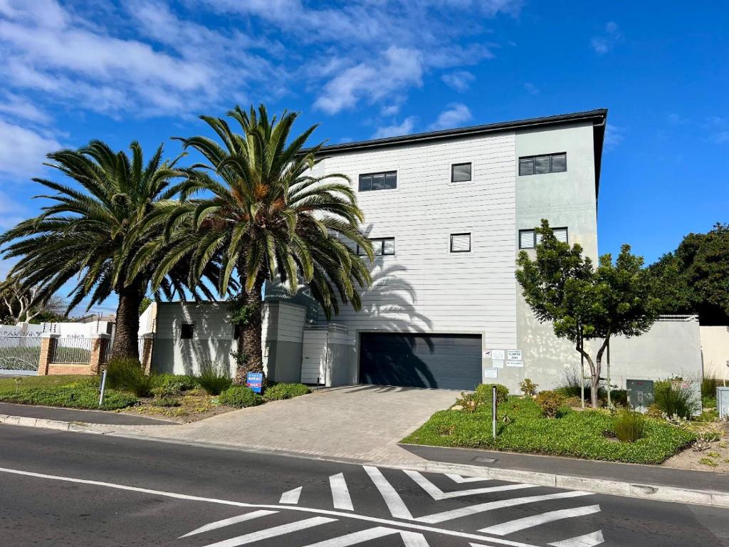 Sunset on 13, Bloubergstrand