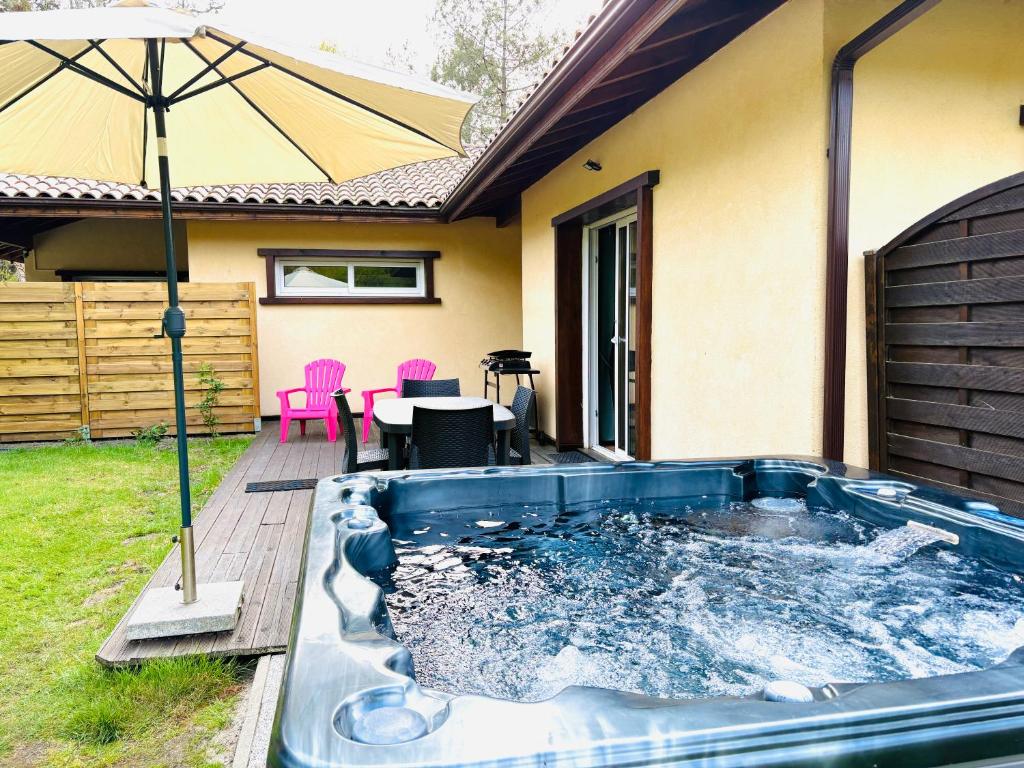Maison avec jacuzzi, proche de la plage, Lévignacq