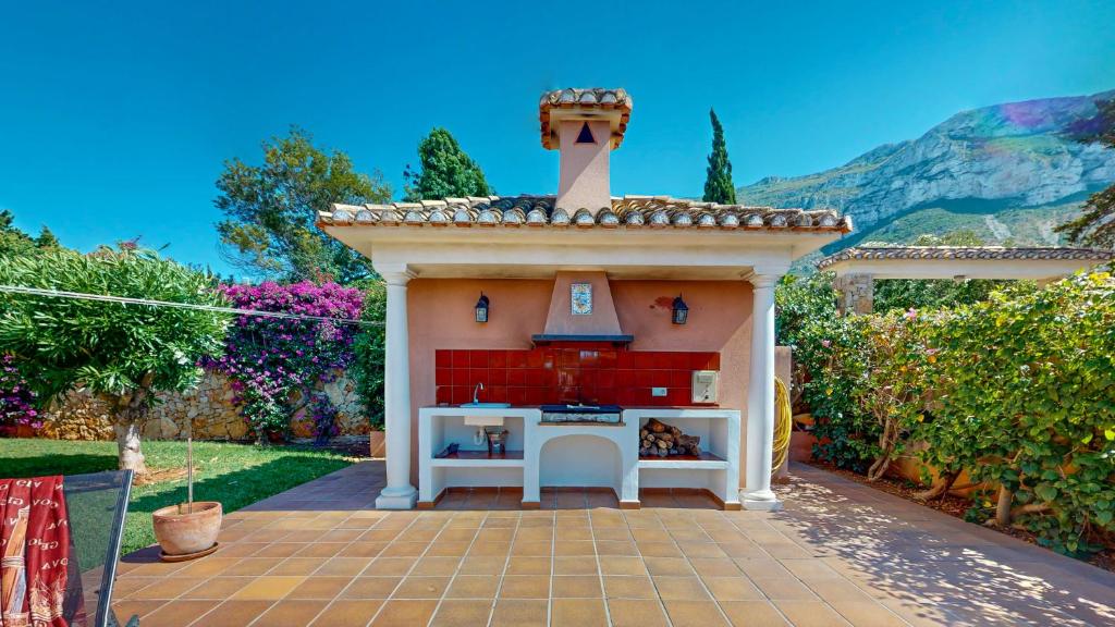 Villa Cuatro Soles en Denia, con piscina privada, jardín y terraza con barbacoa by Family Homes - 4