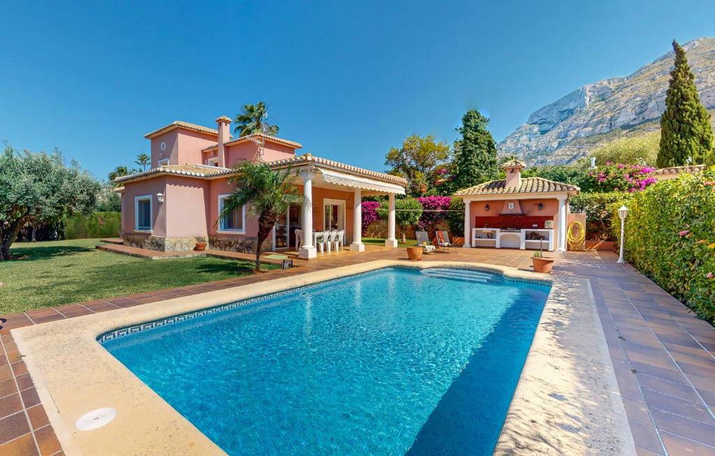 Villa Cuatro Soles en Denia, con piscina privada, jardín y terraza con barbacoa by Family Homes - 1