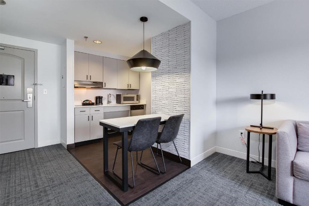 Homewood Suites by Hilton Louisville-East キッチン